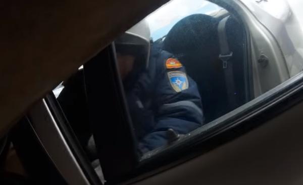 Как вытаскивают заблокированных водителей: видео
